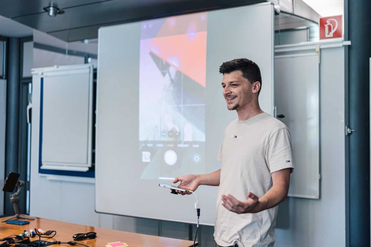 Philipp Jordan steht vor Workshopteilnehmern